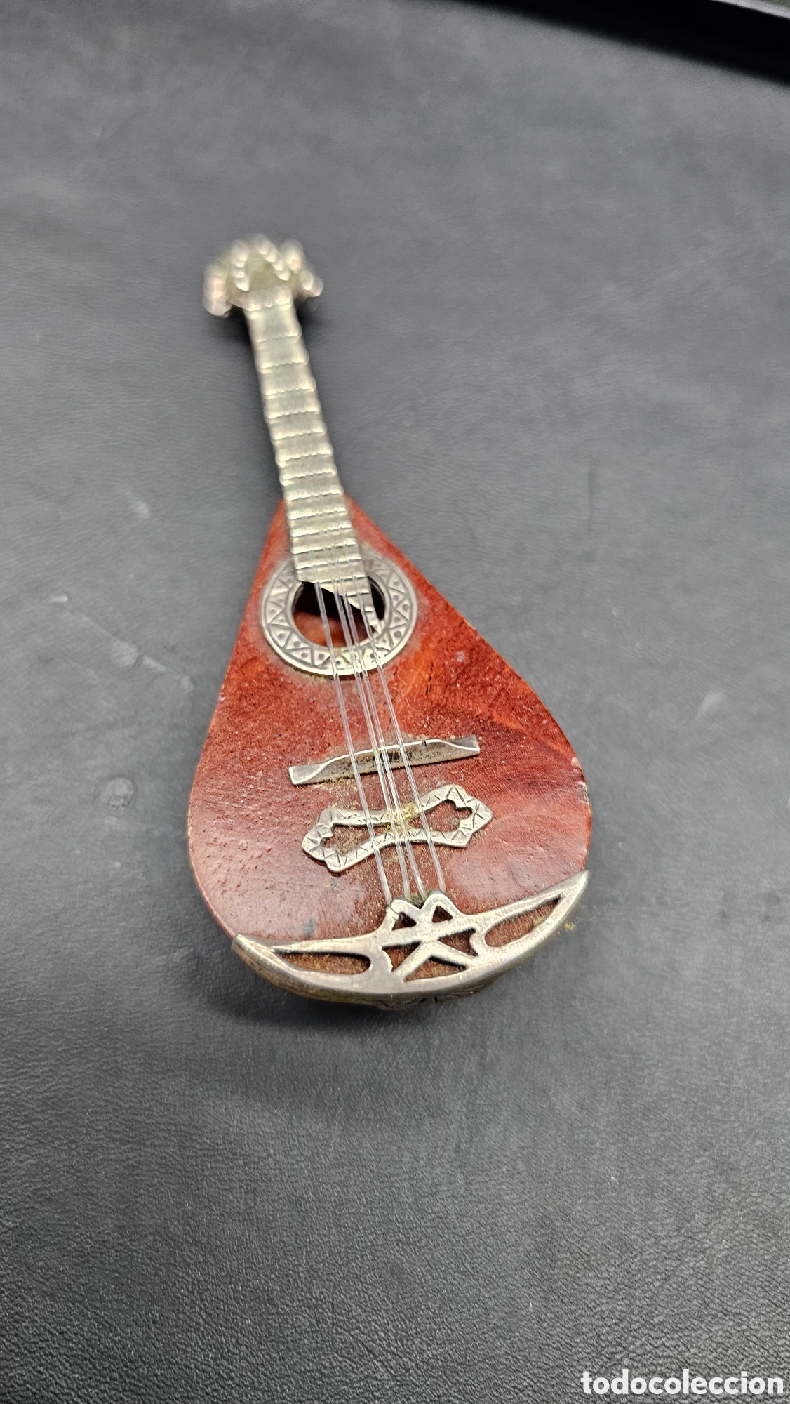 Antiques: Instrumento de plata de ley y madera de raiz