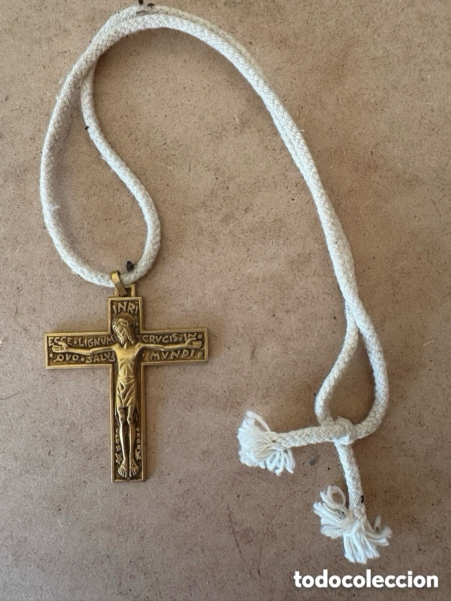 Antig&uuml;edades: Antiguo crucifijo pectoral con cuerda (A18)