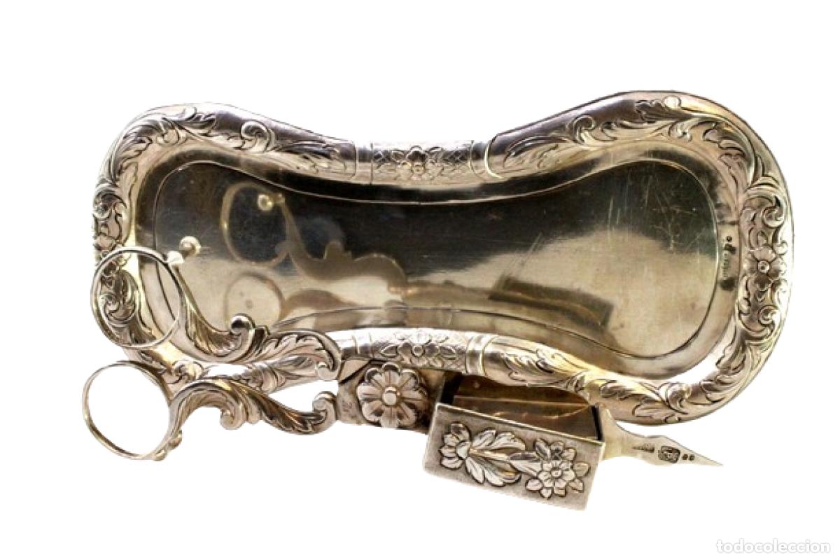 Antiques: Bandeja y tijeras hechas de alambre ba&ntilde;ado en plata.