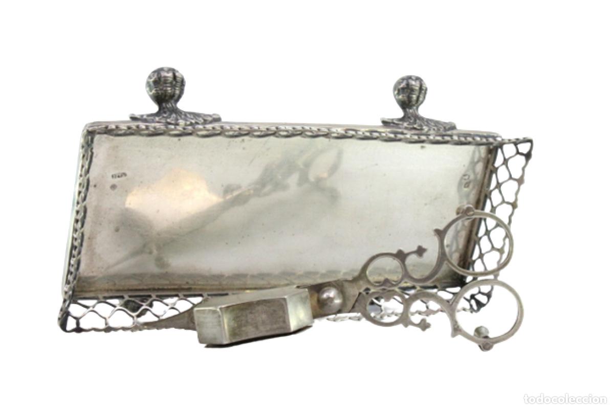 Antiques: Bandeja y tijeras hechas de alambre ba&ntilde;ado en plata.