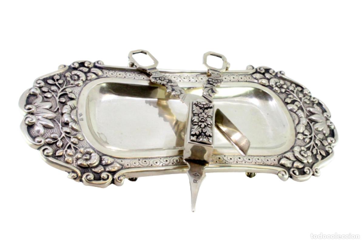Antiques: Bandeja y tijeras hechas de alambre ba&ntilde;ado en plata.
