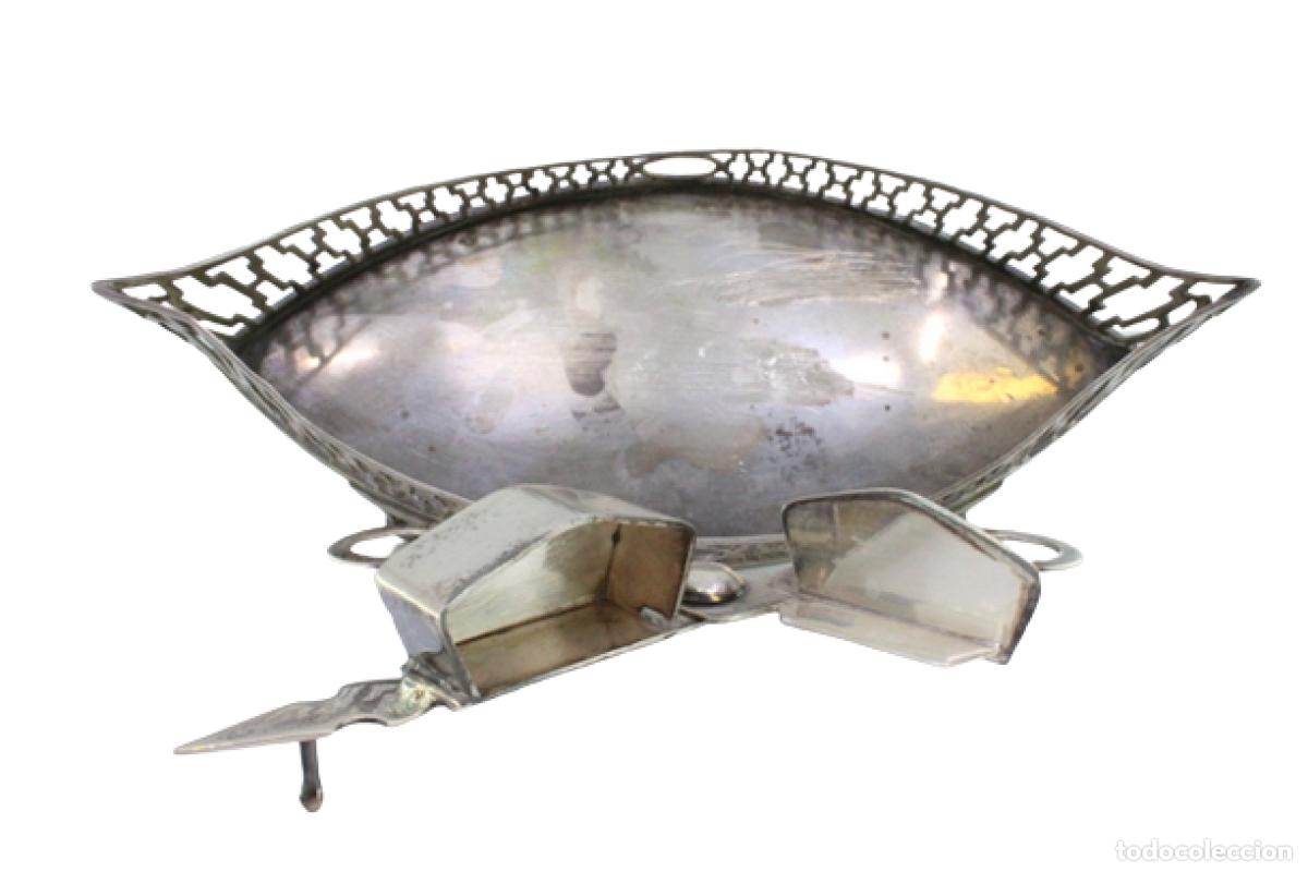 Antiques: Bandeja y tijeras hechas de alambre ba&ntilde;ado en plata.