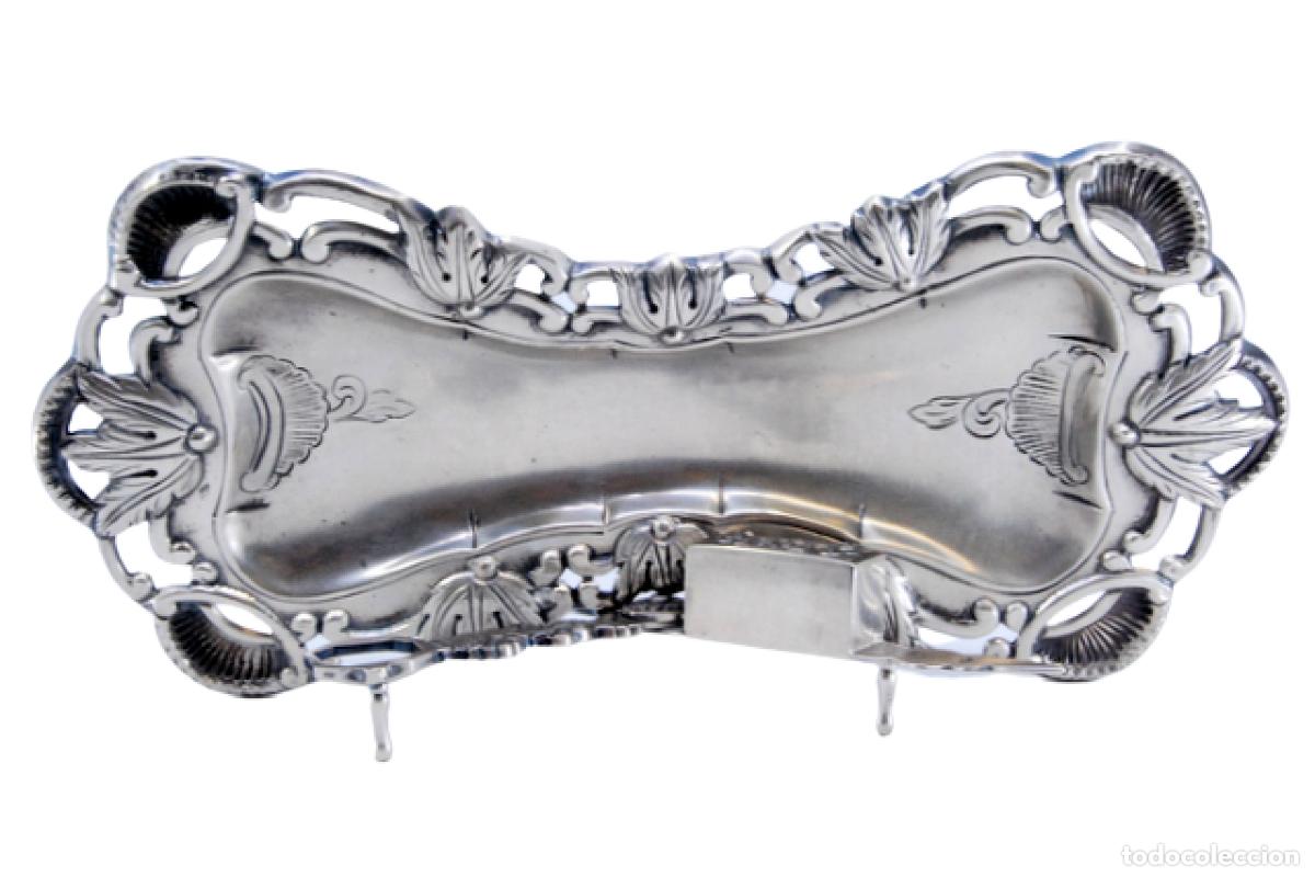 Antiques: Bandeja y tijeras hechas de alambre ba&ntilde;ado en plata.