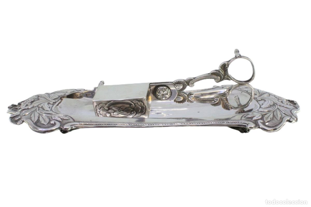 Antiques: Bandeja y tijeras hechas de alambre ba&ntilde;ado en plata.