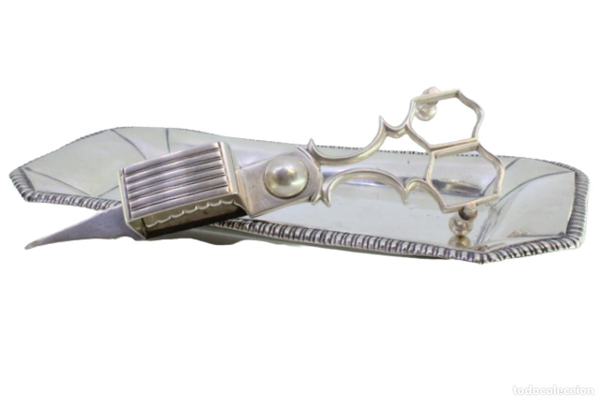 Antiques: Bandeja y tijeras hechas de alambre ba&ntilde;ado en plata.
