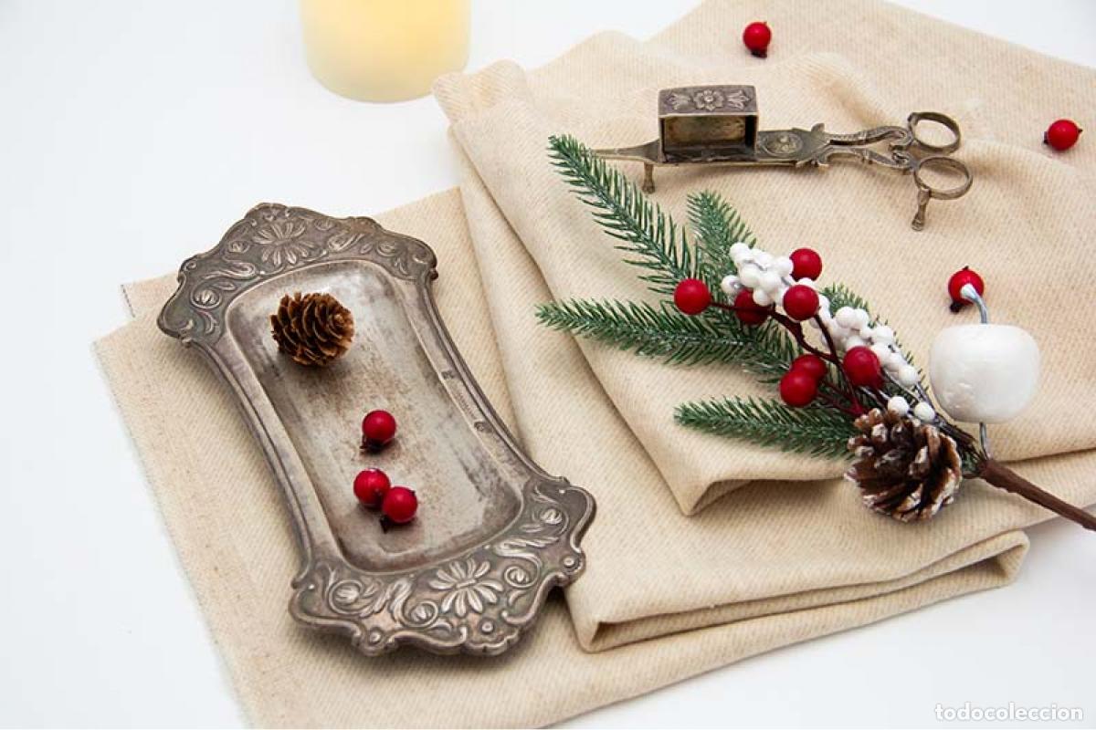 Antiques: Bandeja y tijeras hechas de alambre ba&ntilde;ado en plata.