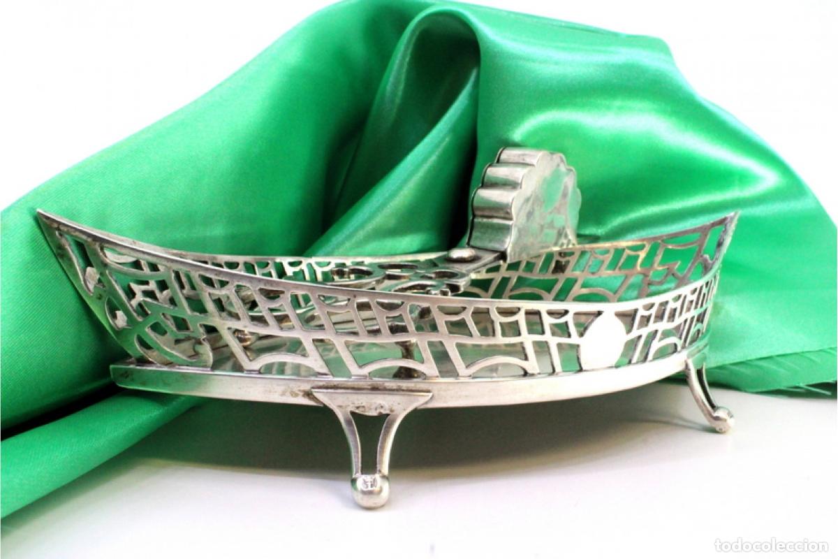 Antiques: Bandeja y tijeras hechas de alambre ba&ntilde;ado en plata.