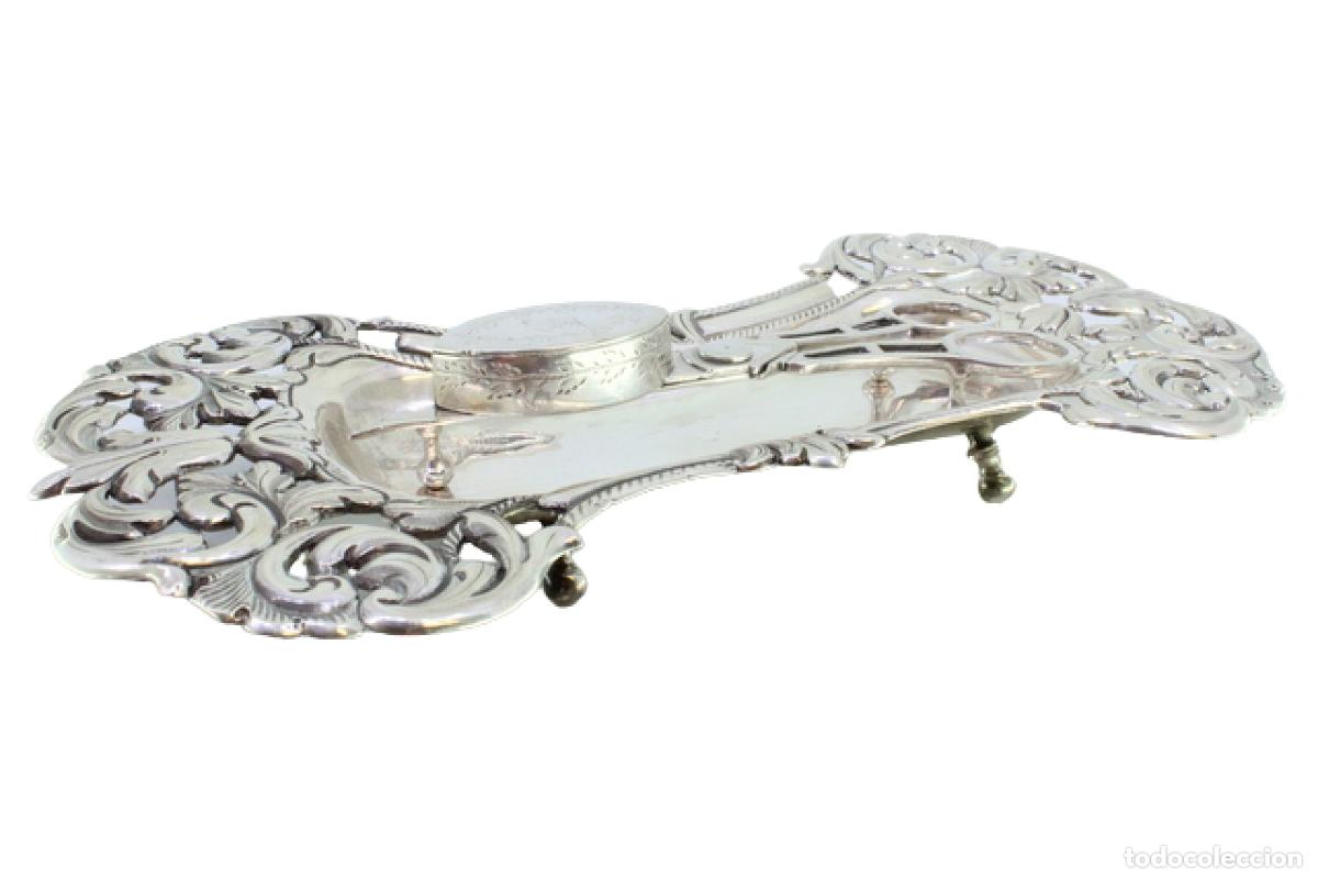 Antiques: Bandeja y tijeras hechas de alambre ba&ntilde;ado en plata.