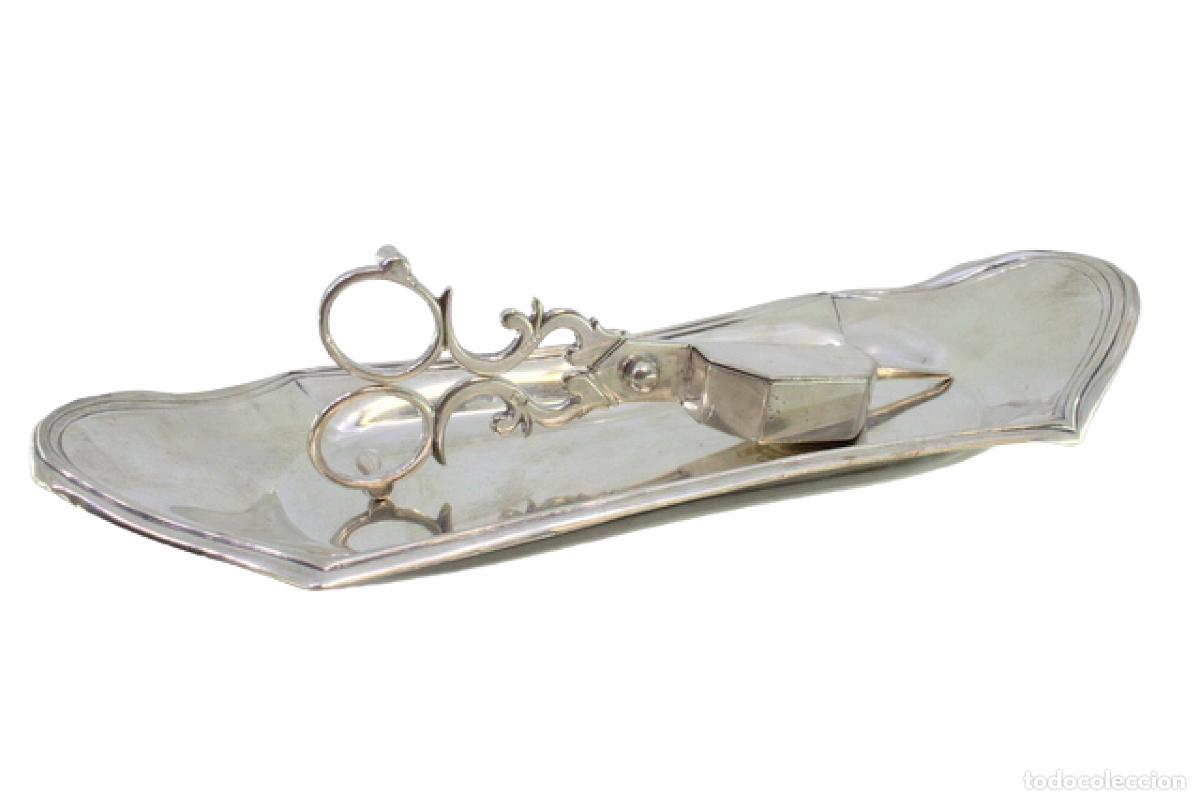Antiques: Bandeja y tijeras hechas de alambre ba&ntilde;ado en plata.