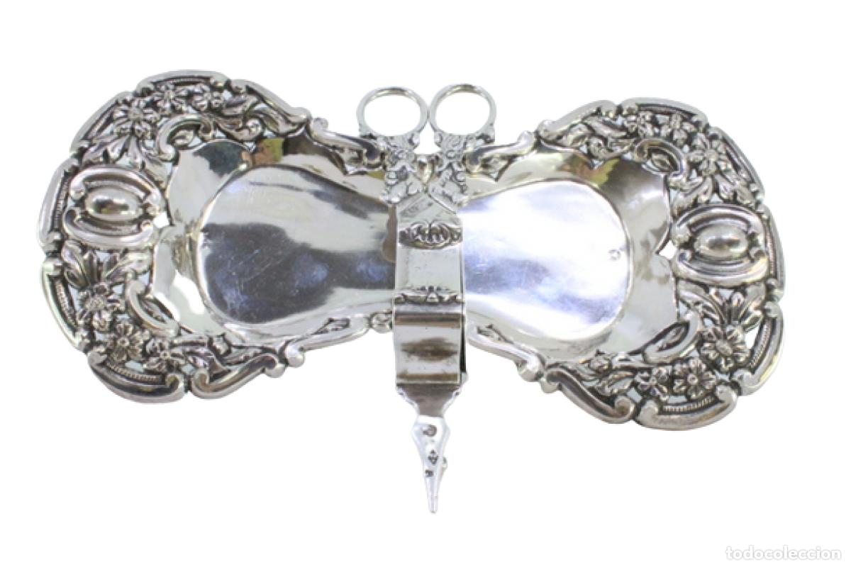 Antiques: Bandeja y tijeras hechas de alambre ba&ntilde;ado en plata.