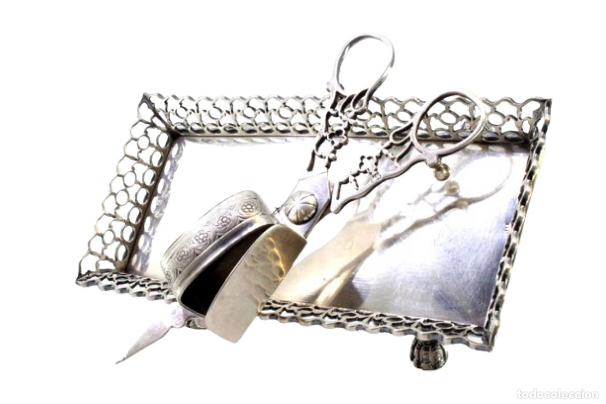 Antiques: Bandeja y tijeras hechas de alambre ba&ntilde;ado en plata.