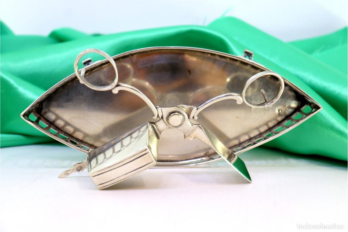 Antiques: Bandeja y tijeras hechas de alambre ba&ntilde;ado en plata.