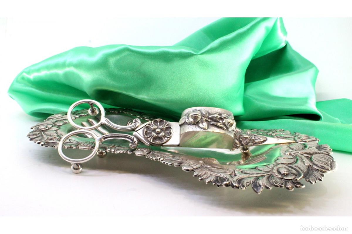 Antiques: Bandeja y tijeras hechas de alambre ba&ntilde;ado en plata.