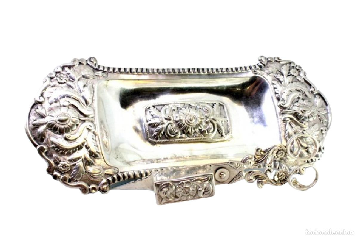 Antiquit&eacute;s: Bandeja y tijeras hechas de alambre ba&ntilde;ado en plata.