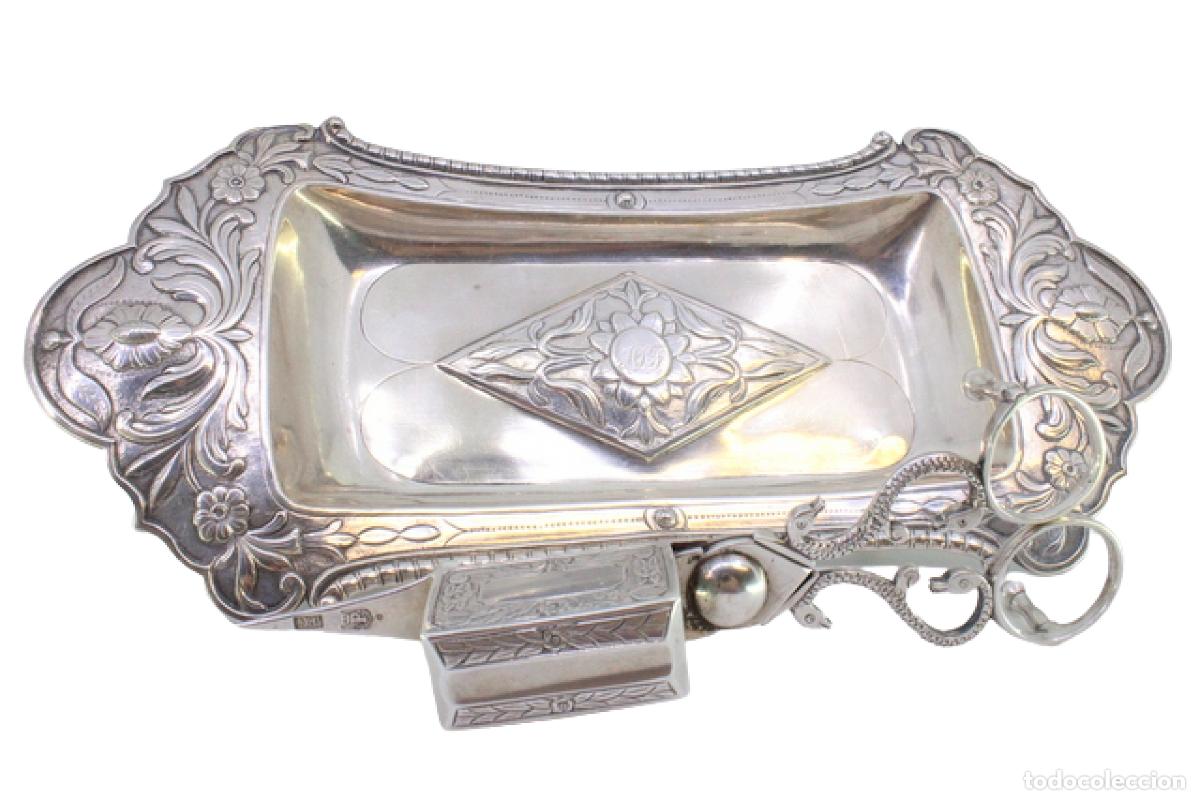 Antiquit&eacute;s: Bandeja y tijeras hechas de alambre ba&ntilde;ado en plata.