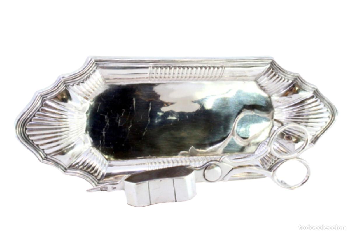 Antiquit&eacute;s: Bandeja y tijeras hechas de alambre ba&ntilde;ado en plata.