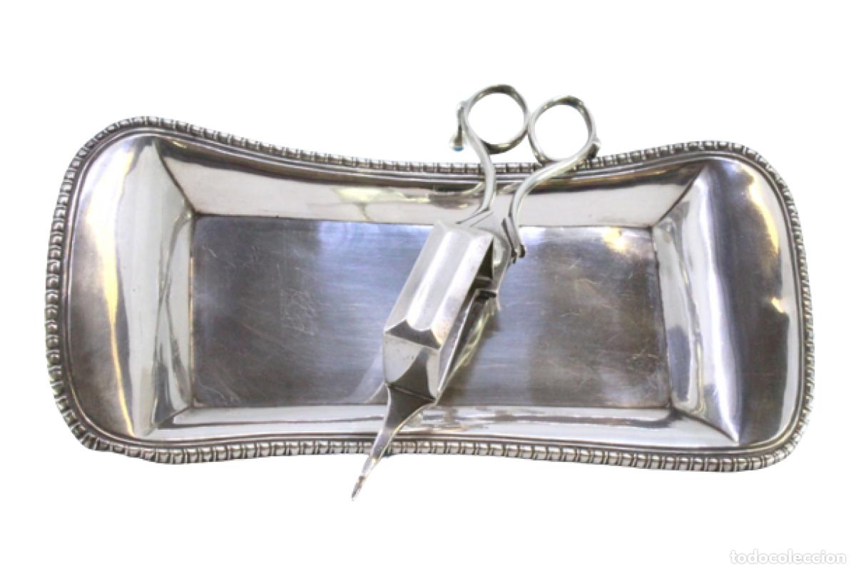 Antiquit&eacute;s: Bandeja y tijeras hechas de alambre ba&ntilde;ado en plata.