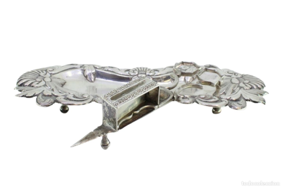 Antiques: Bandeja y tijeras hechas de alambre ba&ntilde;ado en plata.