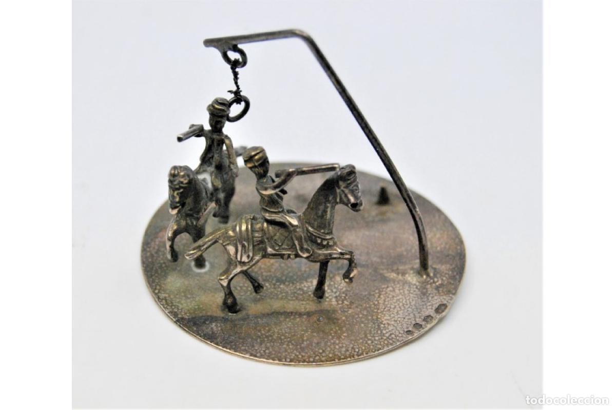 Antig&uuml;edades: Corral redondo con caballos y jinetes, en plata. - Foto 3