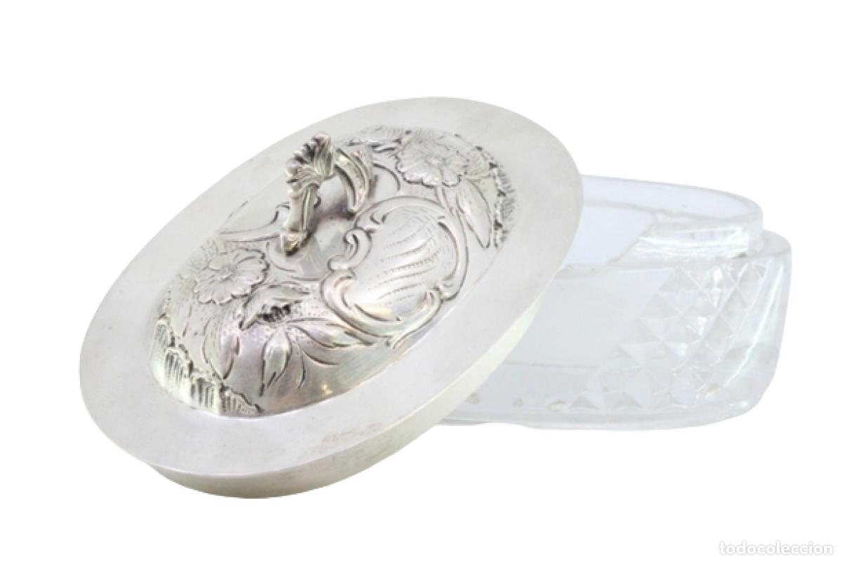 Antiguidades: bombonera de plata