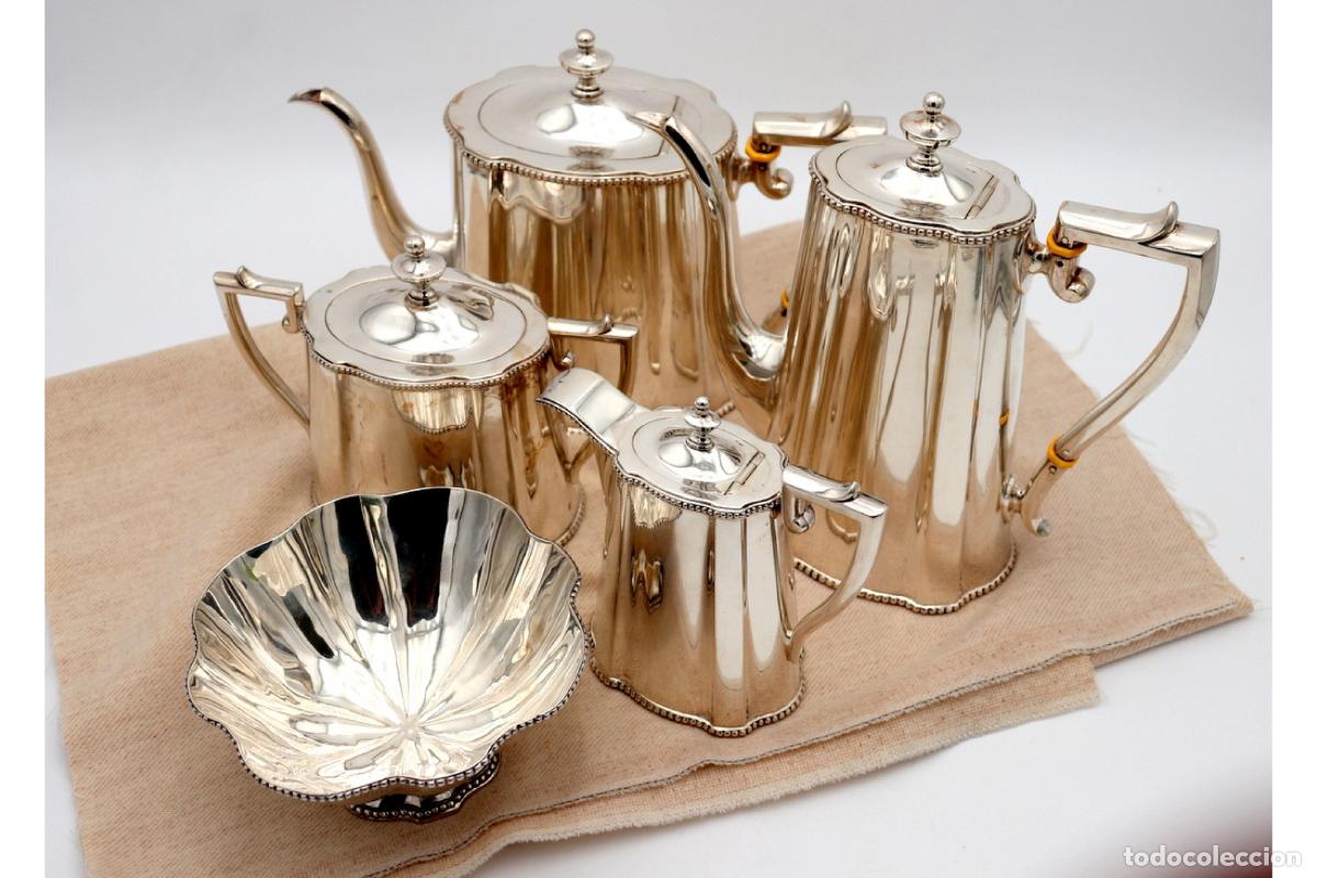 Antiguidades: Juego de t&eacute; de plata compuesto por tetera, cafetera, azucarero, hervidor de agua y taza de t&eacute;.