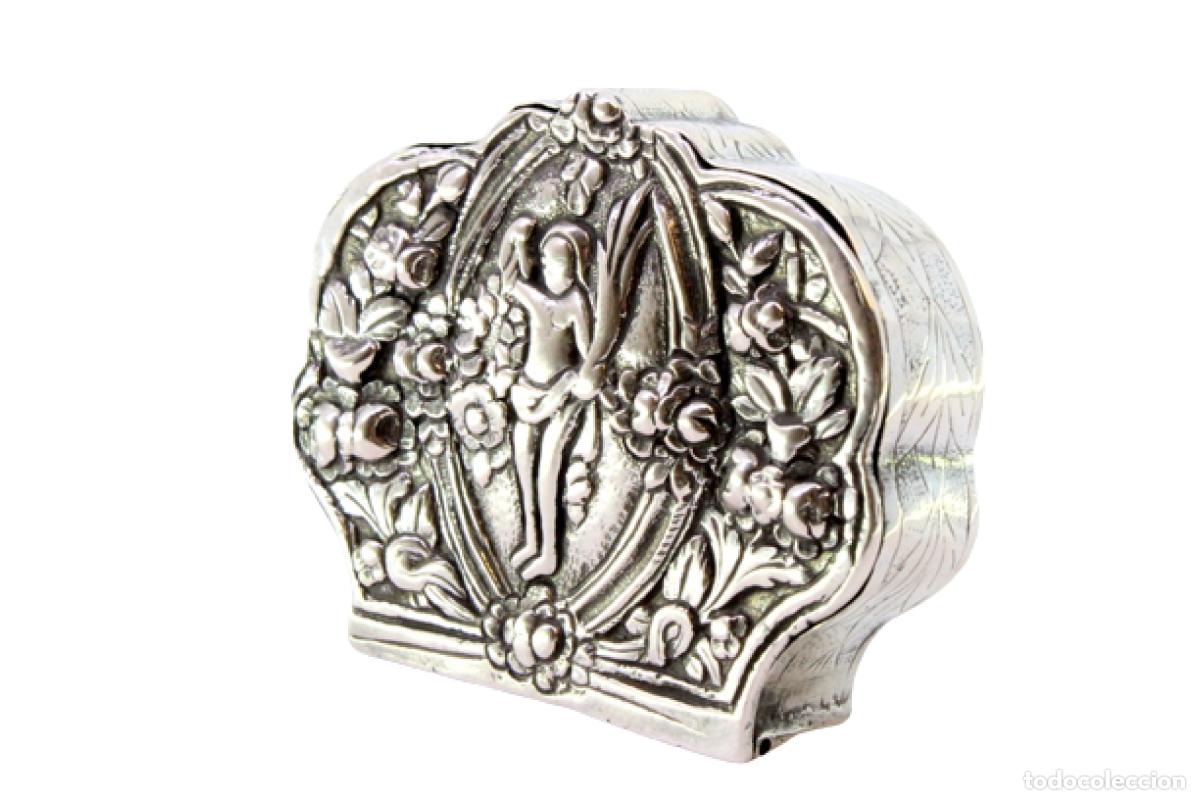 Antiques: Caja para rosarios y cuentas de oraci&oacute;n, de plata.