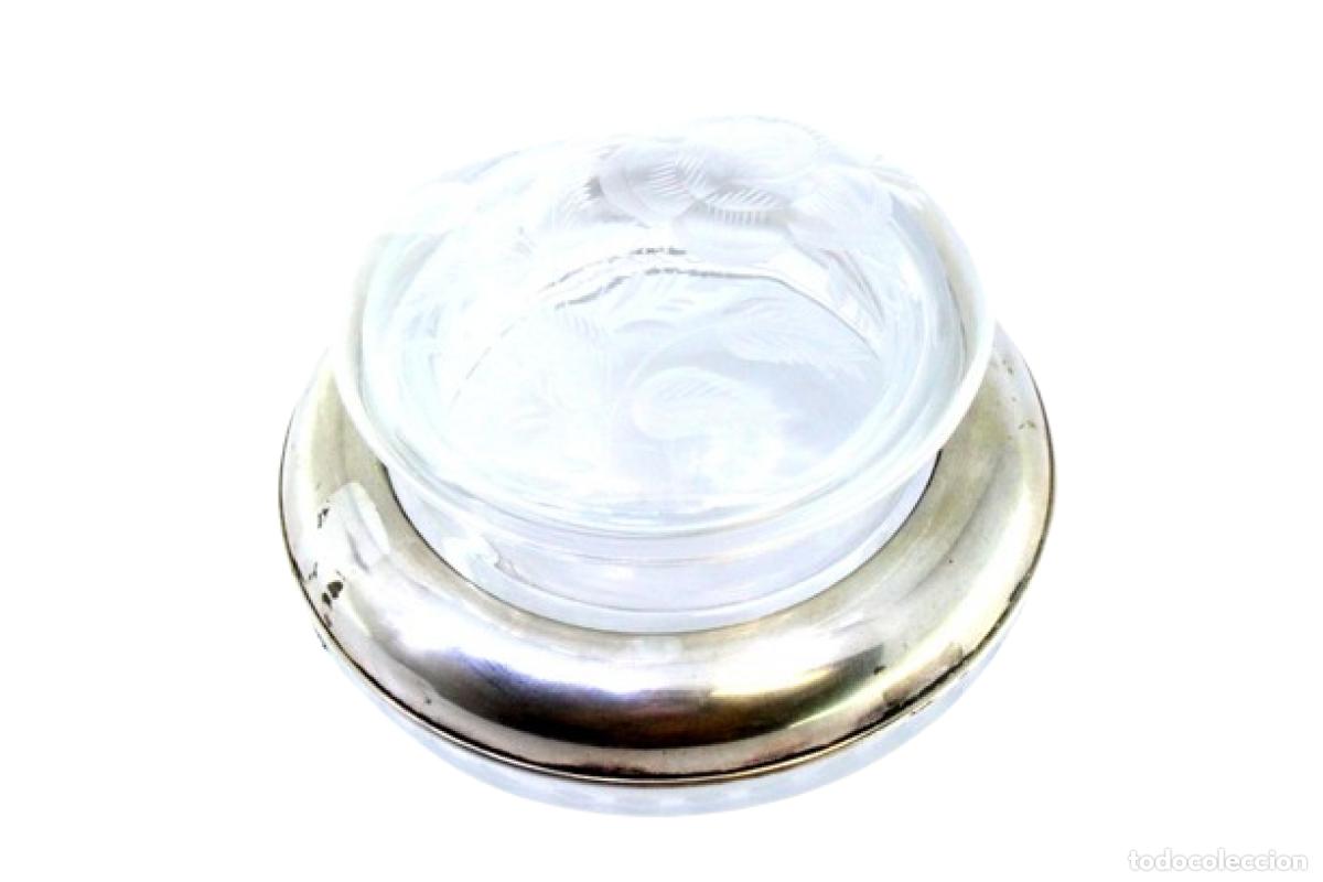 Antiquit&eacute;s: Estuche de cristal facetado y plata.