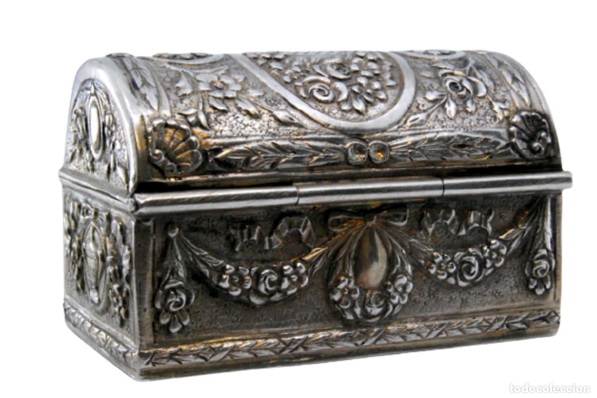 Antiquit&auml;ten: Caja de plata para rosario o cuentas de oraci&oacute;n.