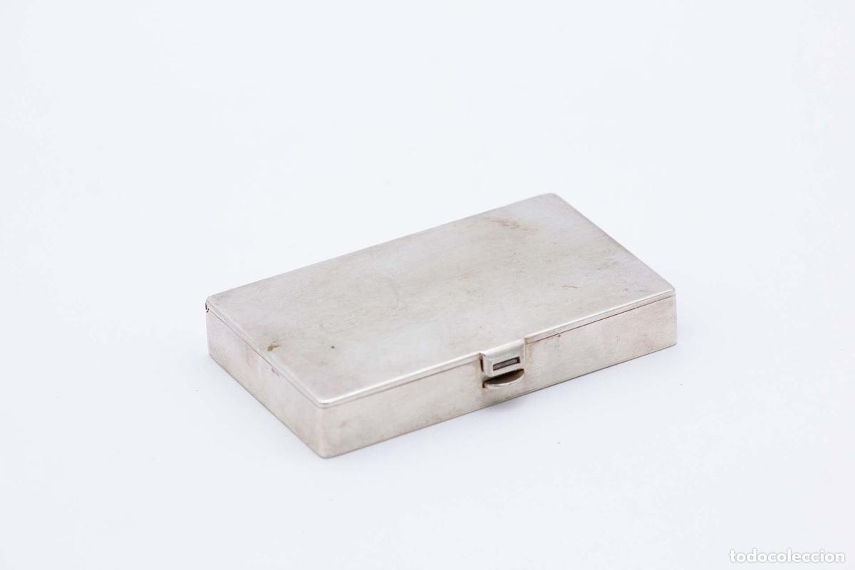 Antiques: Caja para sellos y cerillas, de color plata.