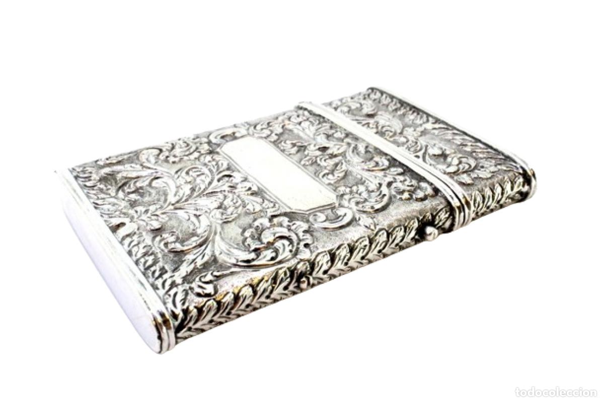Antiques: Caja para tarjetas de visita, en color plata.