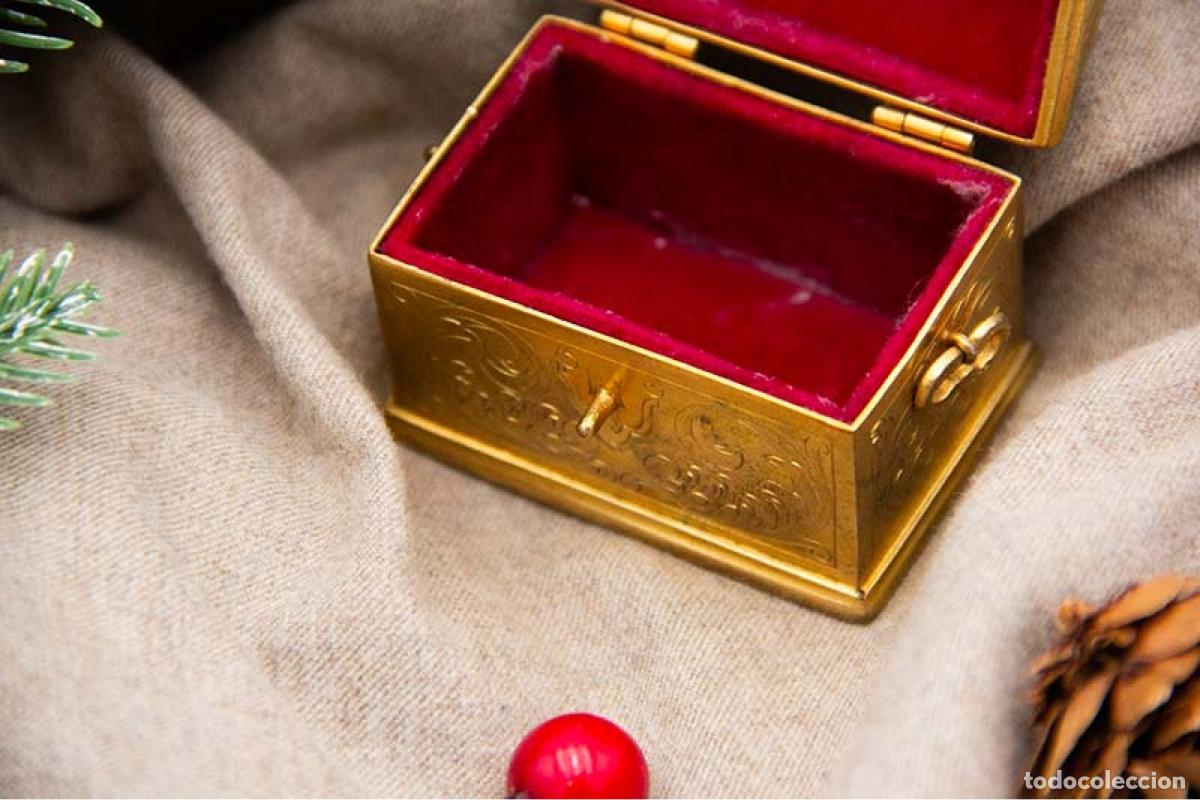 Antig&uuml;edades: Caja de plata ba&ntilde;ada en oro - Foto 3