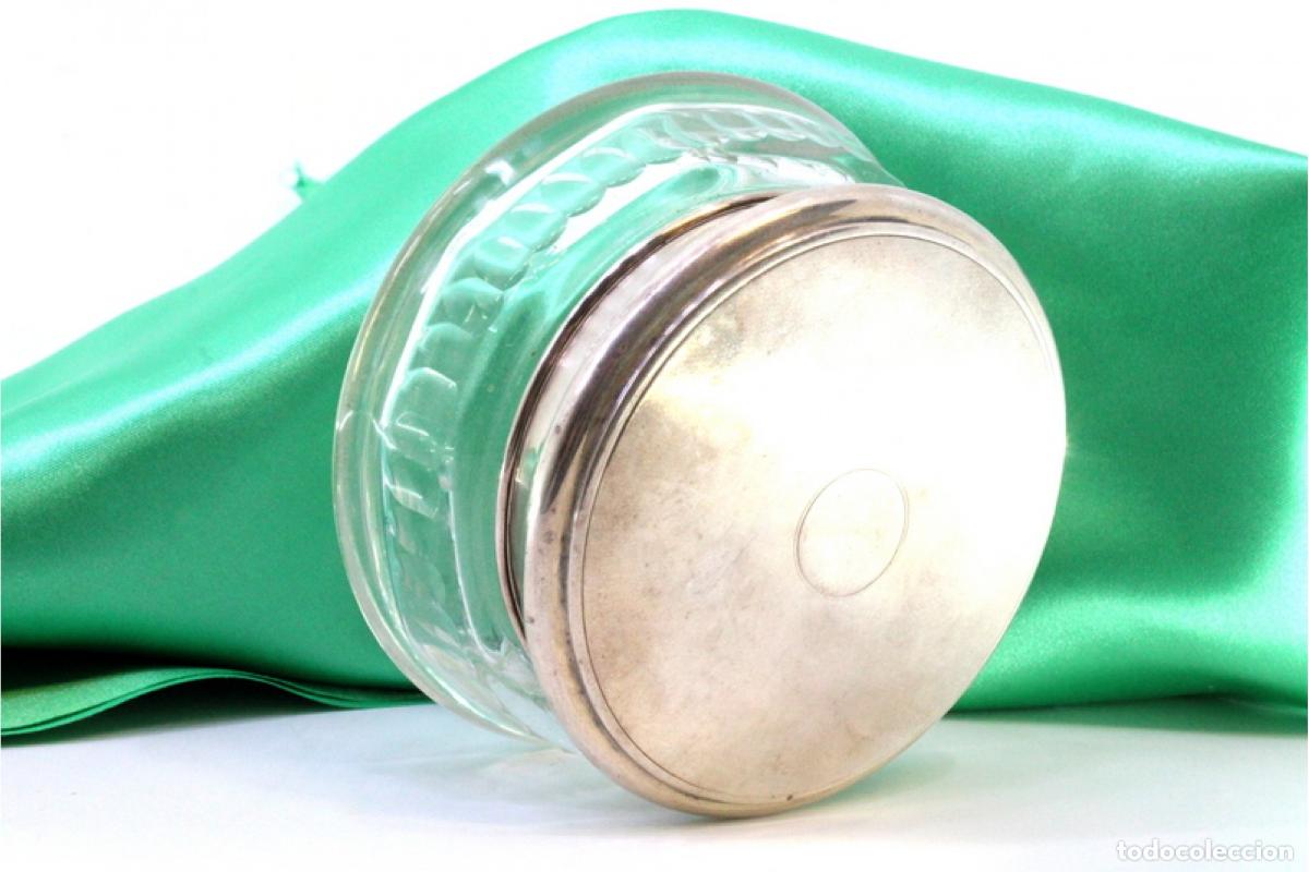 Antig&uuml;edades: Estuche de cristal facetado y plata.