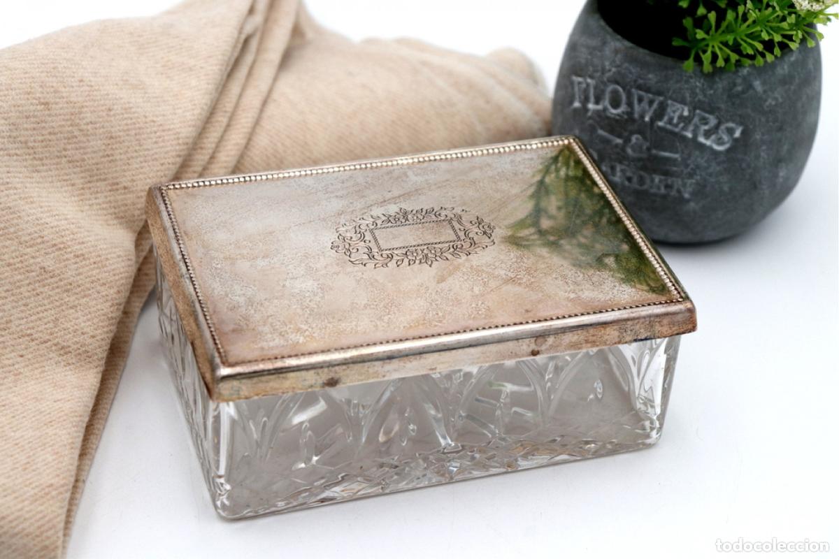 Antiguidades: Estuche de cristal facetado y plata.