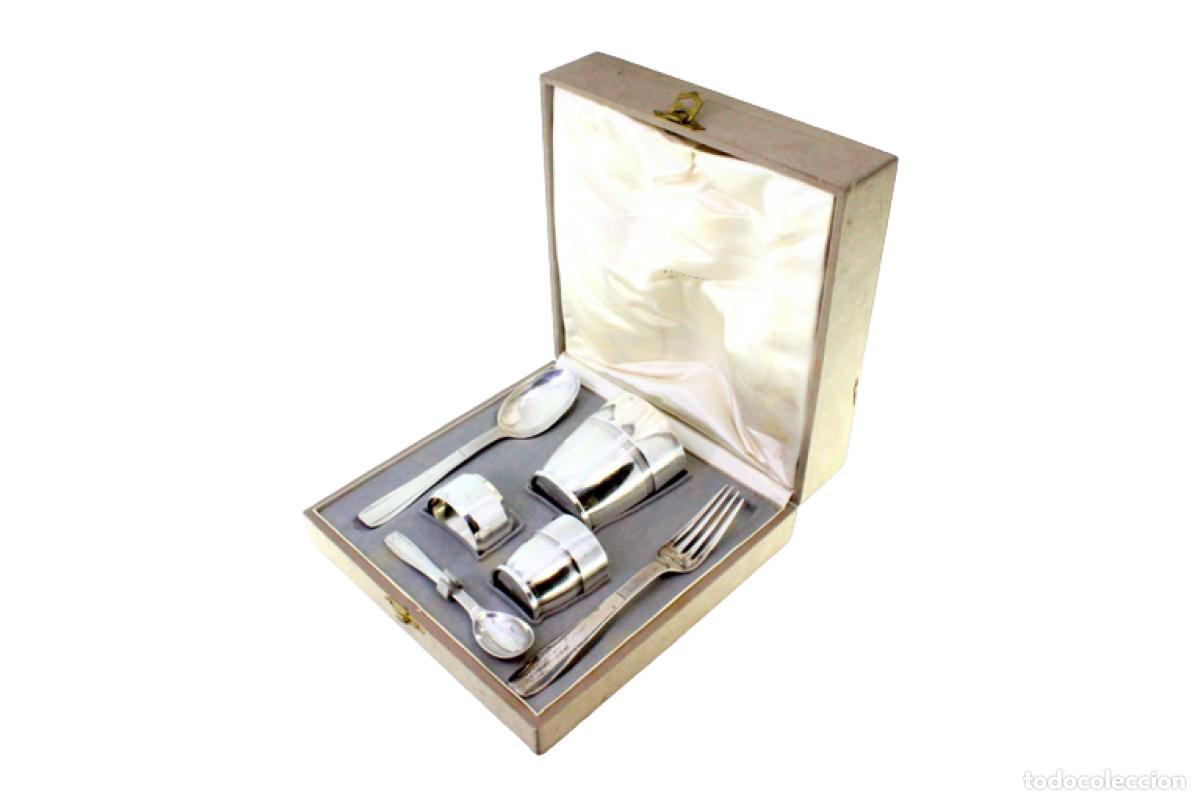 Antiquit&auml;ten: Juego de cubiertos de plata para ni&ntilde;os: tenedor, 2 cucharas, taza, servilletero y copa.