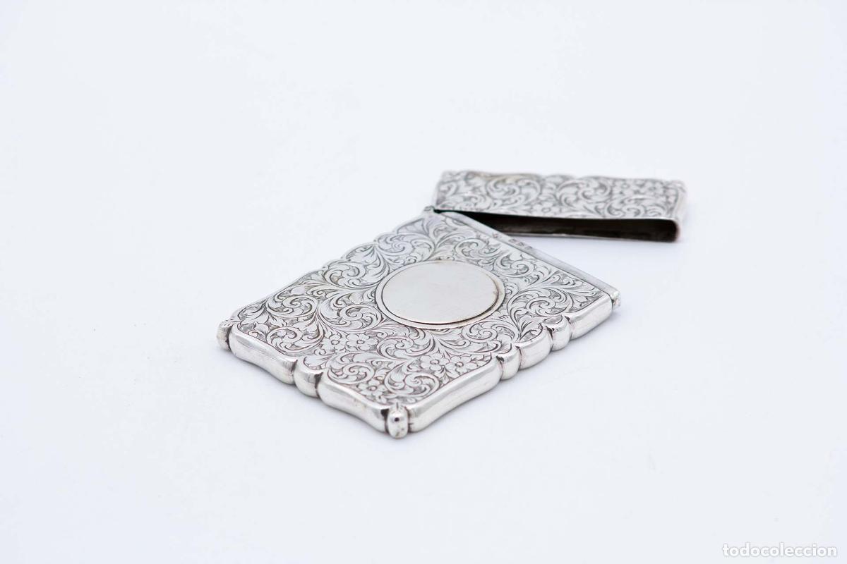 Antiques: Caja para tarjetas de visita, en color plata.