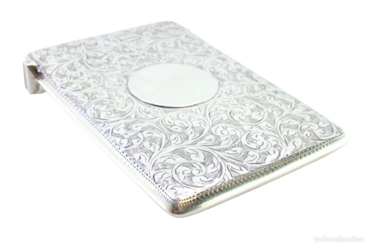 Antiques: Caja para tarjetas de visita, en color plata.