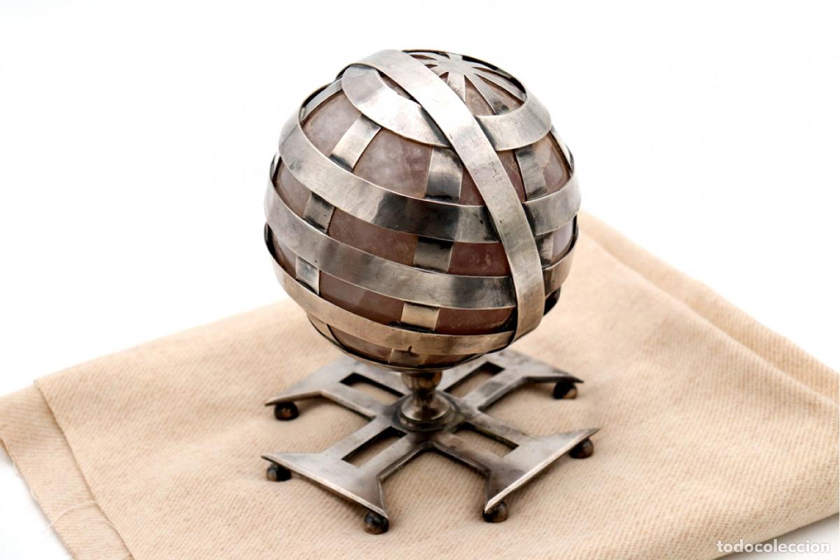 Antig&uuml;edades: Esfera armilar de plata, interior de cuarzo, base con forma de Cruz de la Orden de Cristo.