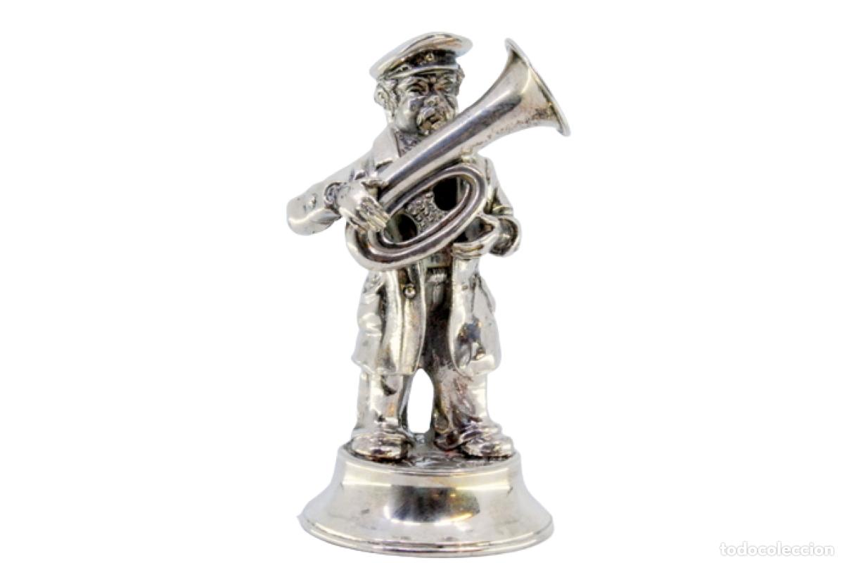Antiquit&auml;ten: M&uacute;sico vestido de plata, tocando la tuba.