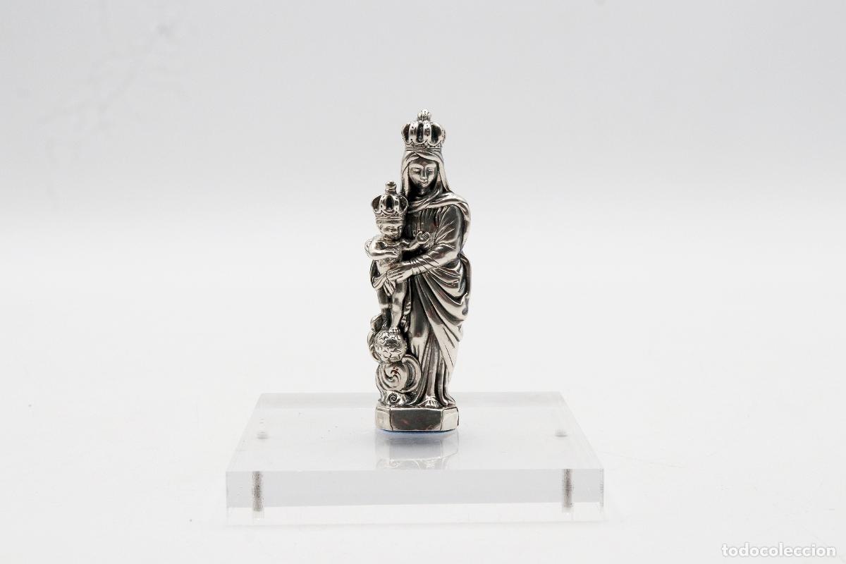 Antiquit&eacute;s: Estatuilla de plata: Nuestra Se&ntilde;ora, con corona, sosteniendo al ni&ntilde;o Jes&uacute;s.