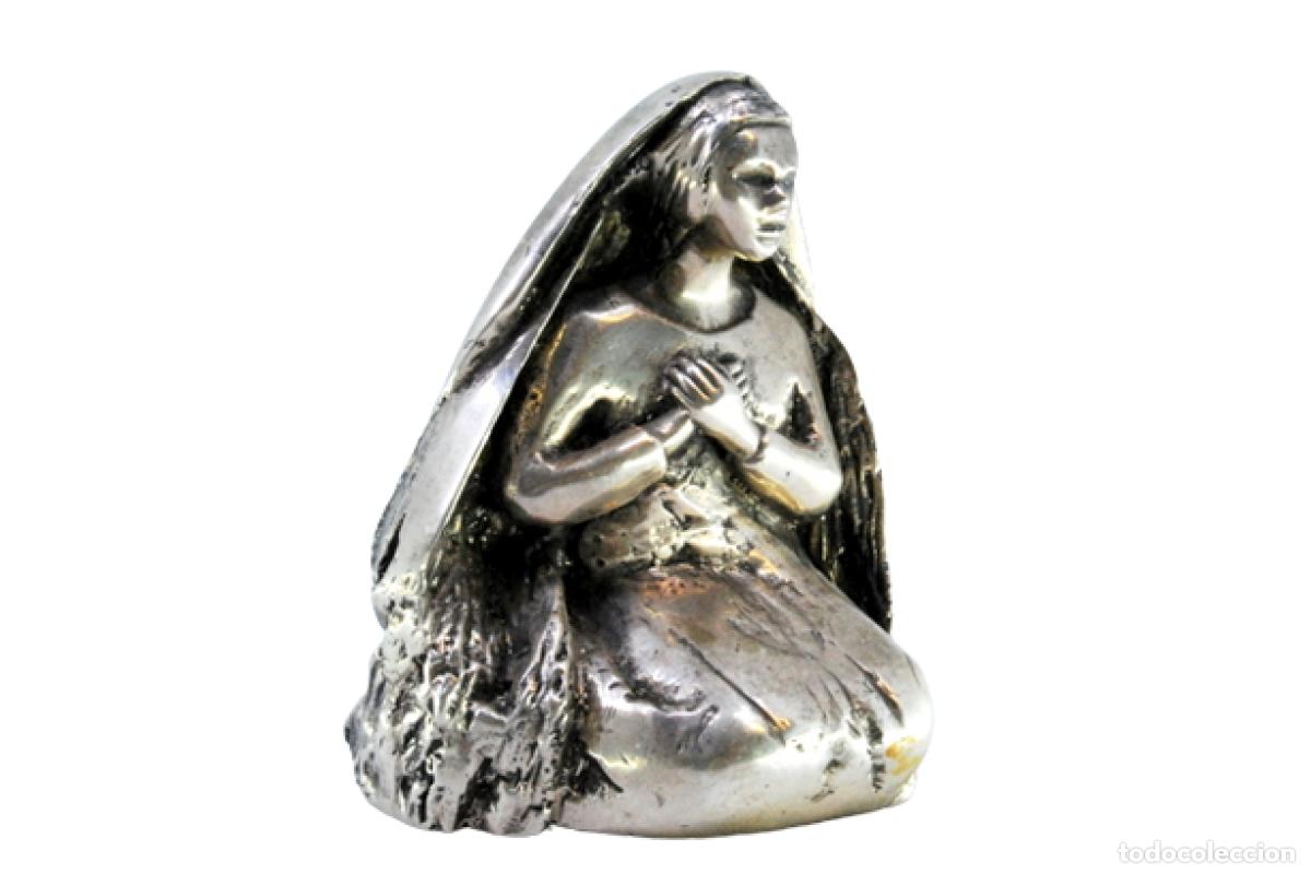Antig&uuml;edades: Escultura de plata: la Virgen Mar&iacute;a arrodillada.