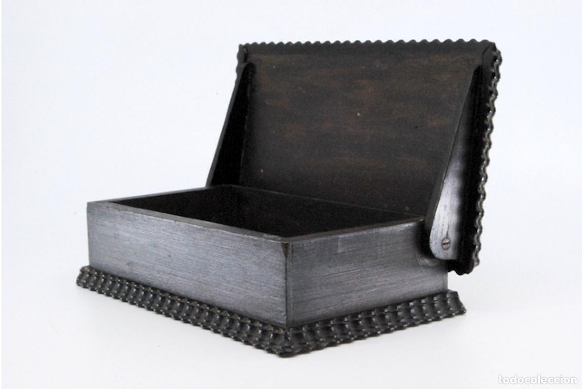 Antig&uuml;edades: Caja de cigarrillos, hecha de madera y plata. - Foto 3