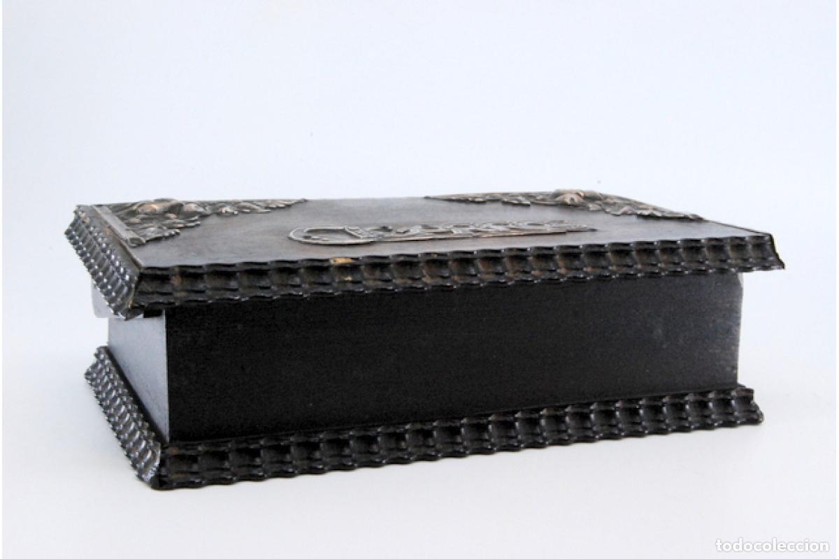 Antig&uuml;edades: Caja de cigarrillos, hecha de madera y plata. - Foto 9