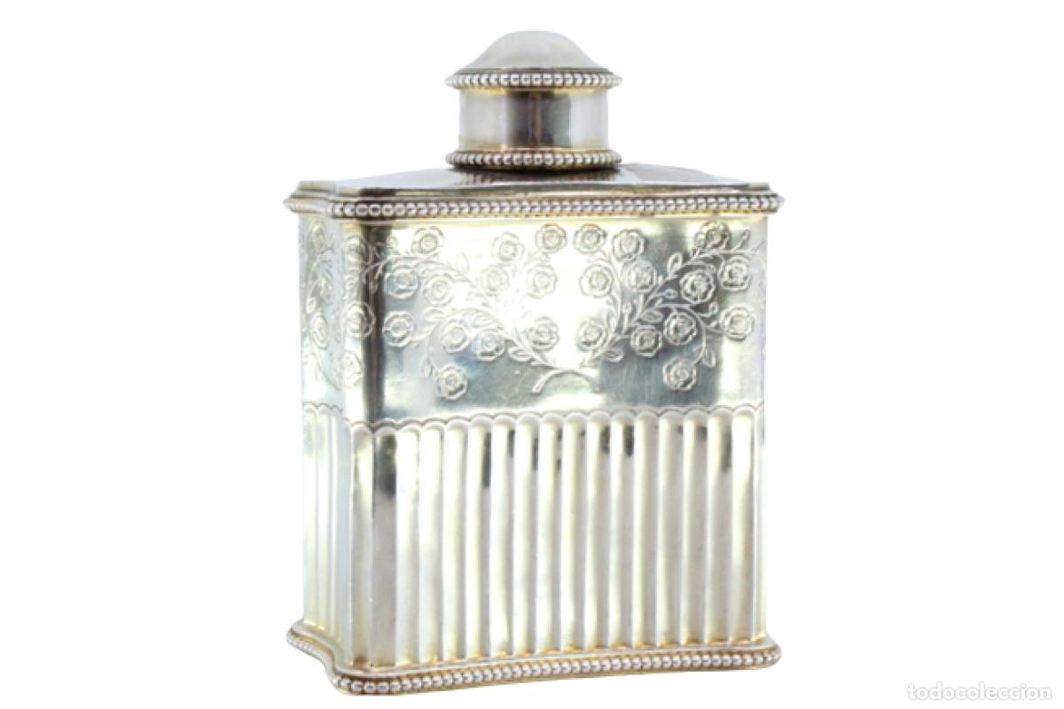 Antiguidades: Frasco de perfume de plata con estr&iacute;as, ribete nacarado y motivos florales grabados.