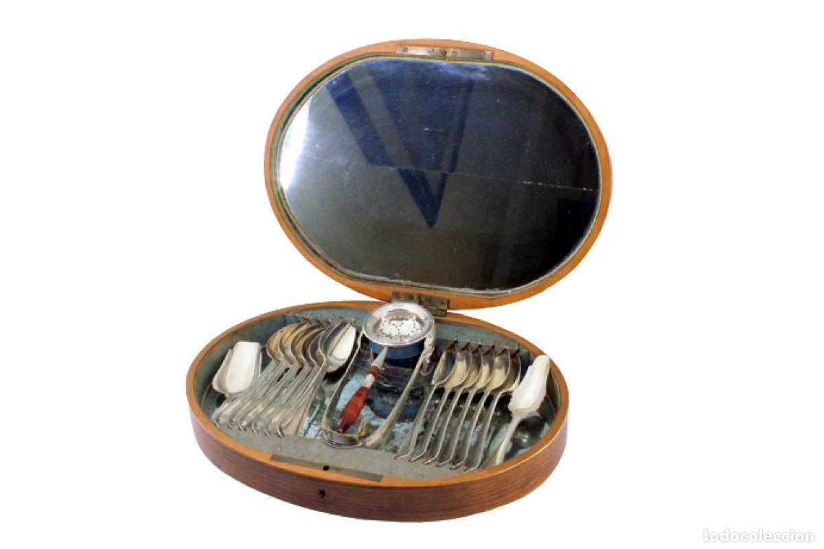Antiquit&eacute;s: Juego de plata: colador, pinzas, 12 cucharas, 2 cucharillas para az&uacute;car, estuche de madera.