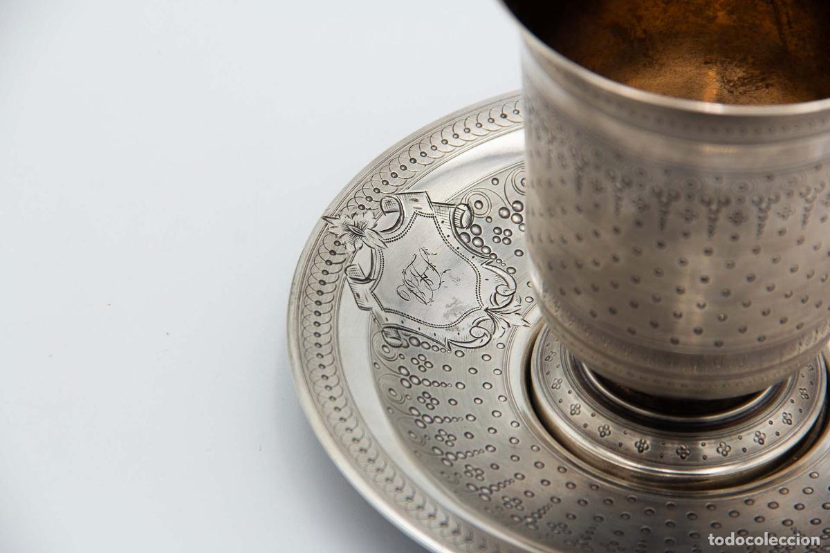 Antig&uuml;edades: Taza y plato, en plata - Foto 2