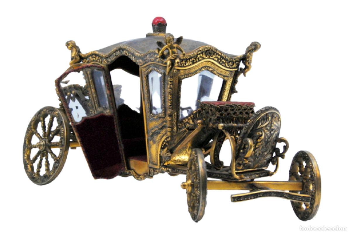 Antig&uuml;edades: Carruaje de plata dorada