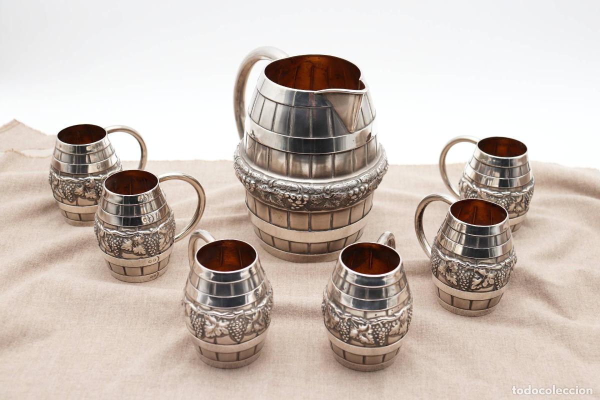Antig&uuml;edades: Juego de vino: Jarra y 6 tazas, en plata.