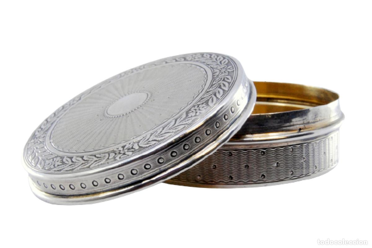 Antig&uuml;edades: Caja para rosario o cuentas de oraci&oacute;n, de plata.