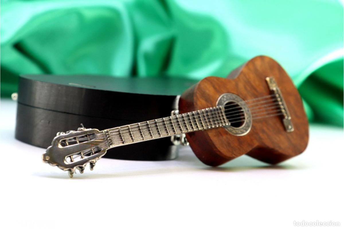 Antig&uuml;edades: Guitarra ac&uacute;stica de madera y plata. - Foto 2