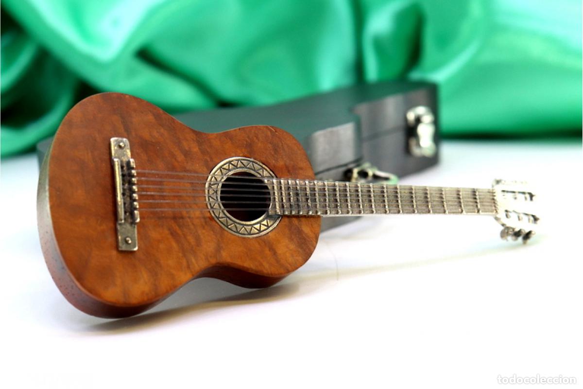 Antig&uuml;edades: Guitarra ac&uacute;stica de madera y plata. - Foto 3